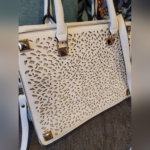 White laser cut two way shoulder bag - Picture 5 of 15